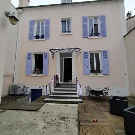 La Maison Bleue Homestay Vichy